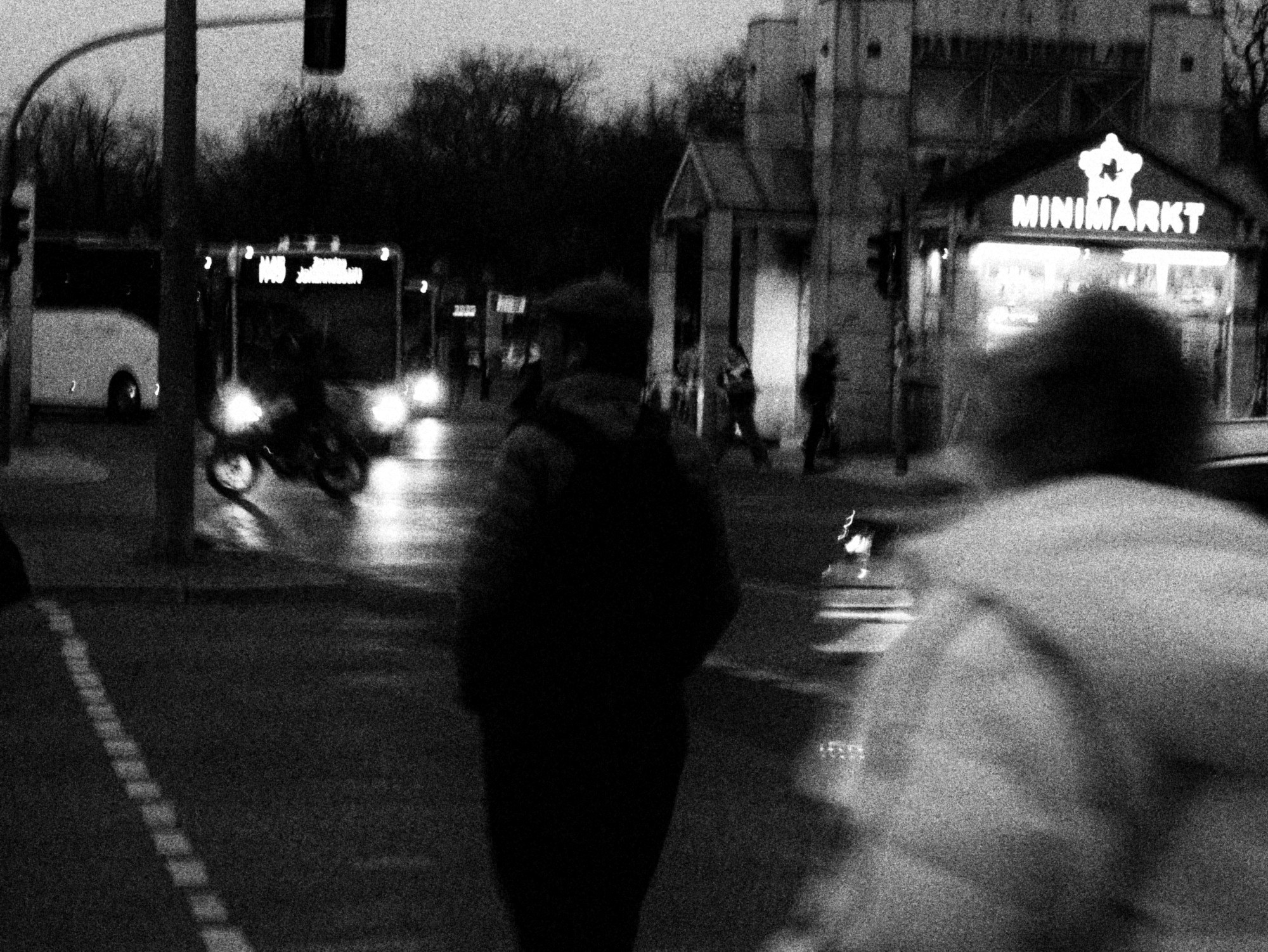 Gente cruzando la calle de noche