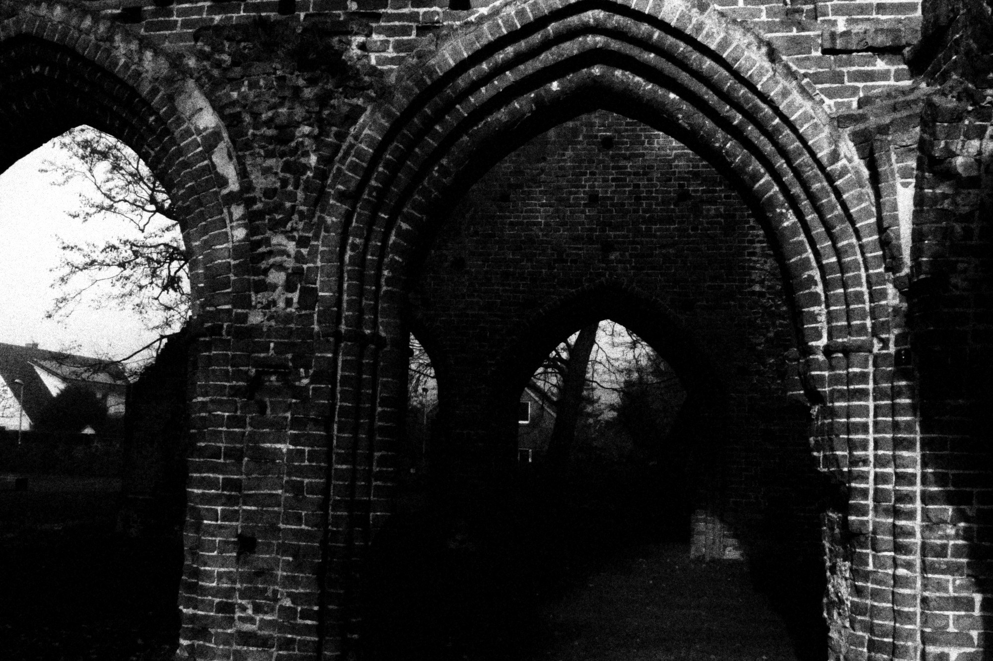 Los mismos arcos en blanco y negro con grano